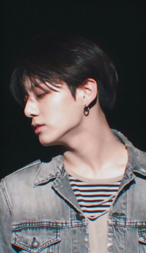 That jawline could chop onions better than a knife Kore Ulzzang, Jungkook Oppa, 1 September, K Wallpaper, Jungkook Selca, Bts Love Yourself, Fake Love, Jungkook Abs, Jung Kook