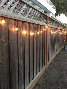 DIY backyard lighting. Hang lights on your fence! Fence Outdoor, Landscape Lighting Design, Diy Lampe, Patio String Lights, Meteor Garden 2018, Fence Lighting, Patio Diy, Backyard Lighting, Fence Decor