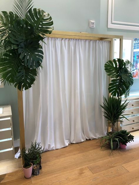 Hawaii Backdrop Photo Booths, Hawaiian Photo Backdrop, Palm Backdrop, Princess Birthday Party Decorations Diy, Arch Arrangement, Simple Backdrop, Bridal Decor, Decor Engagement, Tropical Wedding Decor