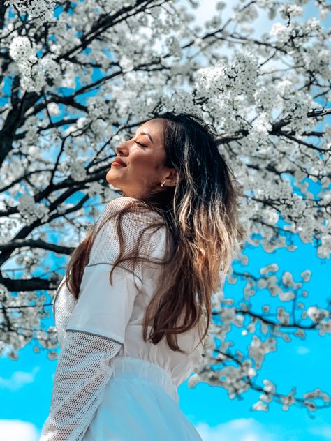 Jacaranda Photoshoot Ideas, Pictures With Cherry Blossoms, Photography Poses With Trees, Photos With Cherry Blossoms, Poses Near Trees, Cherry Blossom Picture Ideas, Photography Poses Flowers, Outdoor Photo Ideas Instagram, Cherry Tree Photoshoot