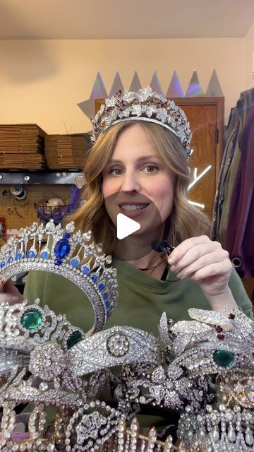 Crowns by Melissa Loschy on Instagram: "If you’ve ever wanted to try and craft your own royal tiara recreations, here’s my #1 technique for creating various components 👑💎  What you need and where to find it:  •STIFF FELT - @michaelsstores @joann_stores or any craft store  •FLORAL WIRE - (same as above) •FLAT BACK RHINESTONES - craft store, Etsy, Amazon or anywhere online, just do a google search. For this project I used sizes SS30 - SS10 •GEM GLUE - dries clear, @aleenesdiy Jewel-It glue is my favorite •WAX TIP APPLICATOR - Google search, got mine on Amazon. You could also use tweezers" Tiara Display Ideas, Tiara Making Diy, Beaded Crown Diy, Diy Crowns And Tiaras, Rhinestone Projects Ideas, How To Make A Crown, Diy Tiaras And Crowns, How To Make Tiara, Diy Crowns