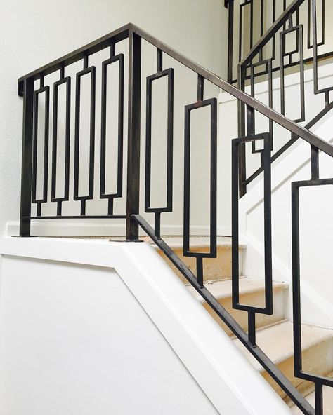 Love these stairs! Iron Stair Railing Ideas, Metal Staircase Railing, Iron Staircase Railing, Metal Stair Railing, Stairs Railing, Wrought Iron Stair Railing, Rustic Stairs, Modern Stair Railing, Metal Railing