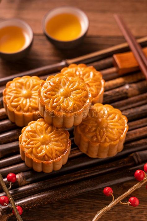 Mooncake Aesthetic, Chinese Pastry, Chinese Moon Cake, Chinese Cake, Cake Festival, Food Photography Dessert, Gluten Free Chocolate Recipes, Mooncake Festival, Moon Cakes