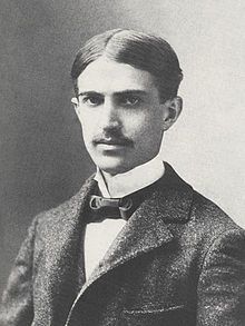 Stephen Crane (1871-1900) Author who wrote notable works in the Realist tradition as well as early examples of American Naturalism and Impressionism. He is recognized by modern critics as one of the most innovative writers of his generation. He won international acclaim in 1895 for his Civil War novel The Red Badge of Courage, which he wrote without any battle experience. Crane Photo, Author Portraits, Book Thoughts, Stephen Crane, Famous Writers, Story Writer, People Of Interest, American Poets, Writers And Poets