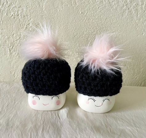 Basic Marshmallow Mug Hat Crochet Pattern - Crochetboss.com Winter Marshmallows, Mug Toppers, Marshmallow Mug Hats, Hot Cocoa Mugs, Marshmallow Crafts, Marshmallow Mugs, Peppermint Marshmallows, Cute Marshmallows, White Marshmallows