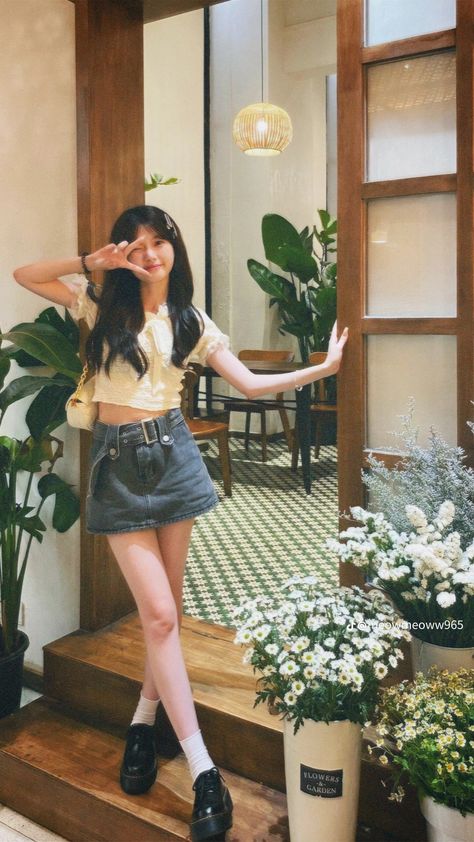 Poses Korean, Skirt Outfit Poses, Aesthetic Standing Poses, Korean Pose Ideas, Cute Poses In Skirt, Photo Poses Ideas Standing, Outfit Check Poses, Korean Poses, Skirt Outfits Korean Summer