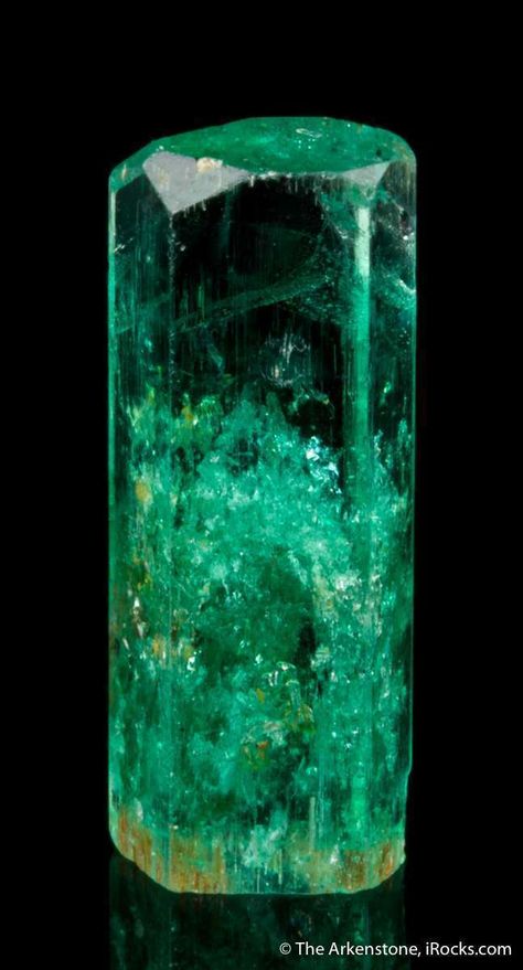 Emerald Gemstone Aesthetic, Emerald Aesthetic Gem, Luxury Hallmarked Emerald Gemstones, Raw Emerald Crystal, Emerald Green Crystal, Minerals Crystals Rocks, Emerald Crystal, Emerald Gem, Crystal Aesthetic