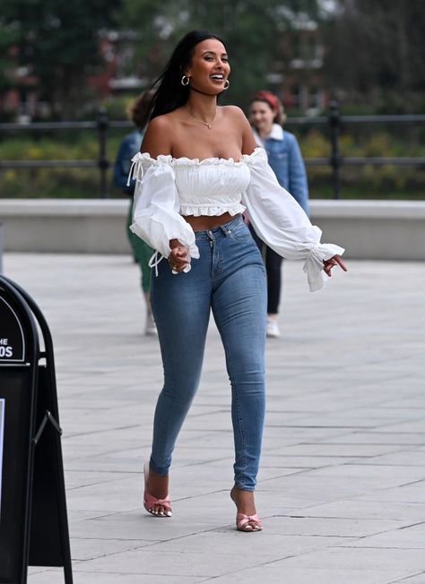 Maya Jama looks sensational in daring low-cut top and jeans after filming in London Chic Street Styles, Jeans And Crop Top Outfit, White Tops Outfit, Fashion Inspo Casual, Maya Jama, Cute White Tops, Top And Jeans, Crop Top With Jeans, Mode Zara