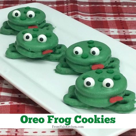 Oreo Frog Cookies are just adorable. They make a nice project to do with the kids and a great snack for the milder days of spring that are approaching. These fun, edible frogs are made with Oreos and pretzels and decorated with melting chocolate and candy accessories. Oreo Frogs, Frog Kitchen, Oreo Recipe, Kitchen Cookies, Candy Accessories, Frog Cookies, Princess Frog, Frog Party, Frog Theme