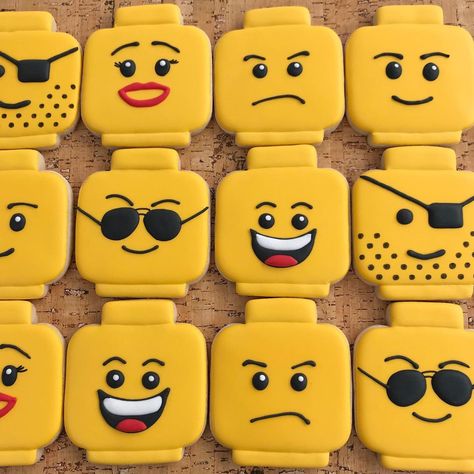 Lego Cookie Cake, Lego Birthday Food, Lego Cookies Royal Icing, Lego Cookies Decorated, Lego Desserts, Lego Treats, Lego Sugar Cookies, Lego Head Cake, Decorator Cookies