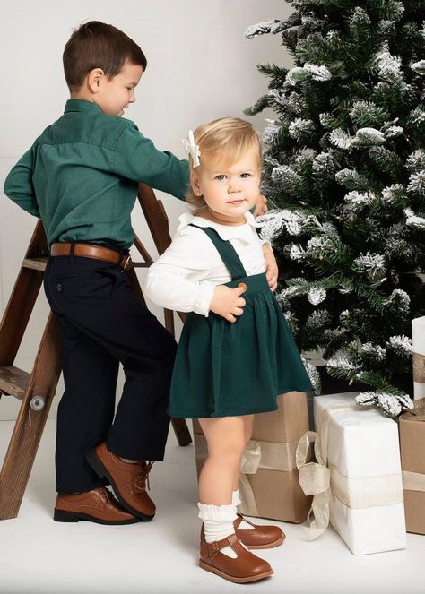 Toddler Sibling Christmas Pictures, Kids Christmas Outfits Girls, Toddler Girls Christmas Outfits, Toddler Christmas Photoshoot, Santa Photos Outfit, Christmas Outfit Kids, Toddler Christmas Pictures, Toddler Christmas Photos, Outfit Navidad