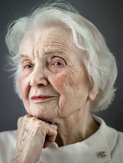 Here's What Happiness Looks Like At 100 Years Old Old Age Makeup, Old Faces, Old Person, Elderly People, Poses References, Old Woman, Trik Fotografi, Old Age, Old People