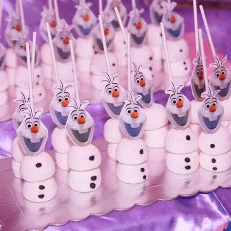 Los malvaviscos (bombones o nubes) son una excelente opción para usarse en una fiesta, ya sea como centro de mesa, detalles, invitaciones o... Frozen 3rd Birthday, Frozen Fever Party, Frozen Birthday Party Decorations, 4de Verjaardag, Elsa Birthday Party, Frozen Bday Party, Frozen Party Decorations, Disney Frozen Birthday Party, Beauty Decor