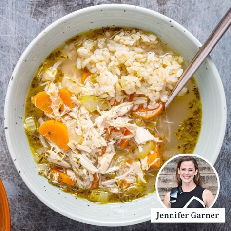 Jennifer Garner Uses 2 Secret Ingredients to Make Her Famous ‘Leftover Chicken Soup’ Best Veggies To Eat, Leftover Chicken Soup, Pumpkin Dump Cake Recipe, Chicken Soup Recipe, Chicken Orzo, Chicken Enchilada Soup, Enchilada Soup, Curry Soup, Chicken Tortilla