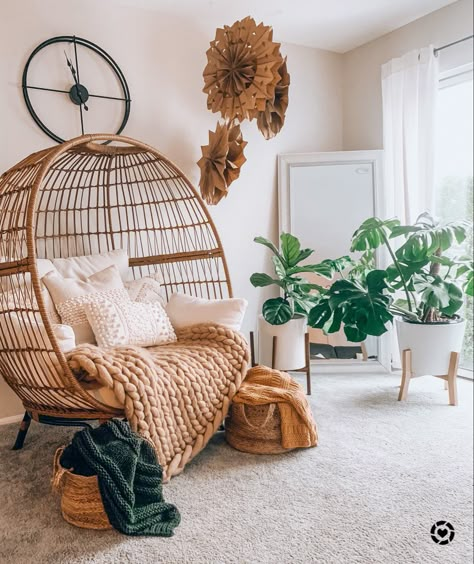 Egg Chair Room Ideas, Egg Chair In Office, Egg Chair Living Room Decor, Egg Chairs In Living Room, Egg Chair Sunroom, Aesthetic Egg Chair, Bedroom With Egg Chair, Oval Chair, Egg Chair Aesthetic