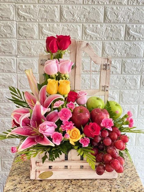 Fruit Flower Basket, Fruit Bouquet Ideas, Home Backyard, Fruit Basket Gift, Flower Decorations Diy, Easy Paper Flowers, Flower Bouquet Diy, Flower Box Gift, Room Cozy