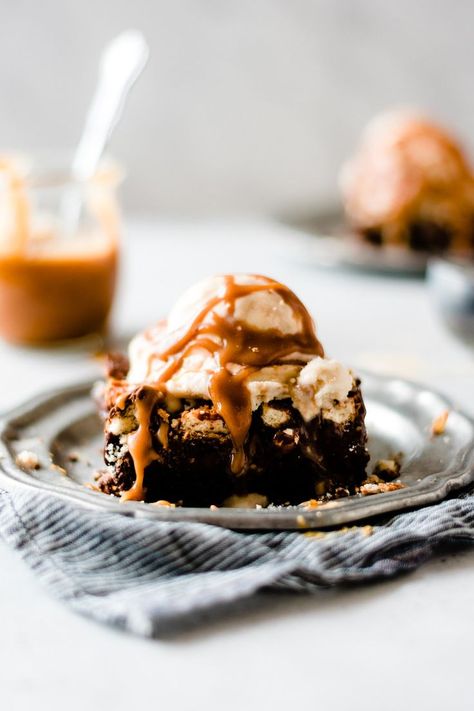 Hot Fudge Brownie Sundaes with Samoa Cookies and Caramel - Hot Fudge Brownie Sundaes are the ultimate summer treat! This dessert is made up of a layer of rich, fudgy brownies, a layer of easy homemade hot fudge and crushed samoa cookies, and served with a scoop of ice cream and a drizzle of homemade caramel sauce. #hotfudge #icecreamsundae #brownie #icecream #caramel #summerdessert #dessert #chocolate #homemadedessert #bluebowlrecipes | bluebowlrecipes.com Hot Brownie, Samoa Cookies, Homemade Hot Fudge, Vegan Peach, Brownie Sundae, Yogurt Bowls, Peach Crisp, Scoop Of Ice Cream, Homemade Caramel Sauce