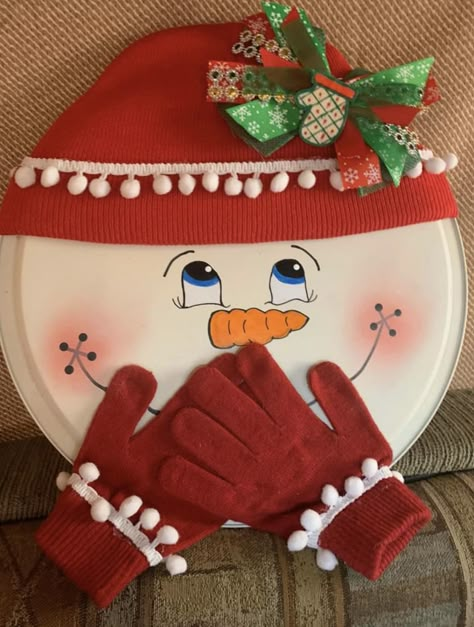 Pizza Pan Christmas Crafts, Pizza Pan Crafts, Pizza Christmas, Christmas Pizza, Diy Schneemann, Snowman Crafts Diy, Dollar Store Christmas Crafts, Pizza Pans, Snowman Christmas Decorations