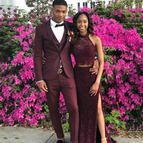 Burgundy Groom, Groomsman Suits, Prom Outfits For Guys, Suits For Wedding, Groom And Groomsmen Suits, Prom Costume, Prom Suits For Men, Prom Couples, Beautiful Evening Dresses