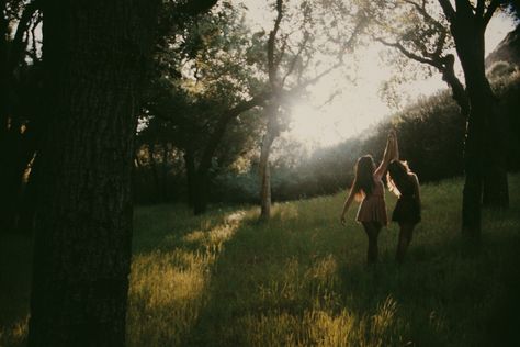 Best Friend Forest Photoshoot, Forest Photoshoot Friends, Friends In A Field, Marsh Photoshoot, Md Poses, Friends In The Woods, Photoshoot Mountains, Dancing In The Forest, Bestie Shoot