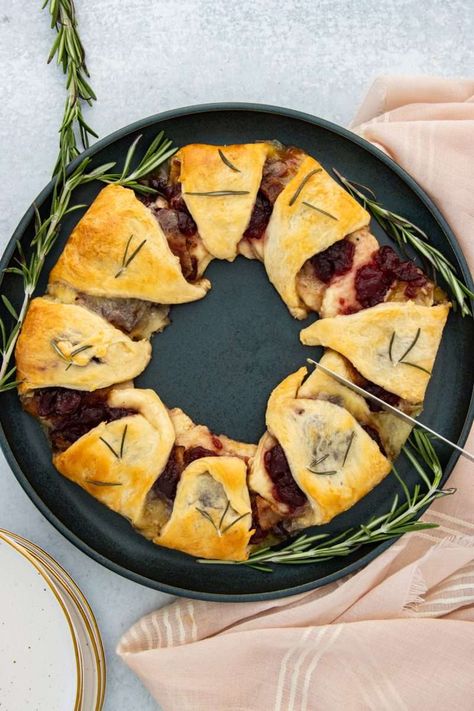 Bacon Brie Crescent Wreath with Cranberry Brie Crescent Wreath, Christmas Appetizer Ideas, Fried Mashed Potato Balls, Brie And Cranberry, Crescent Wreath, Bacon Brie, Christmas Snacks Easy, Pecan Baked Brie, Christmas Side Dish Recipes