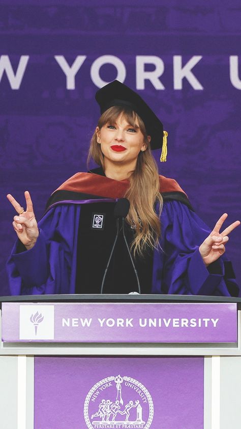 Taylor Swift Nyu, Taylor Swift Graduation, Estilo Taylor Swift, Taylor Swift Music, Taylor Swift Posters, All About Taylor Swift, Taylor Swift Videos, Swift 3, Taylor Swift Wallpaper