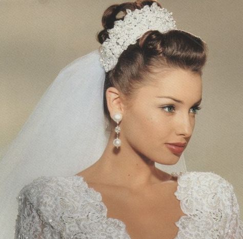 A crown to match the dress. 1990s bridal Ad Bridal Core, Wedding Veils With Hair Down, Wedding Gown With Veil, Gown With Veil, Unique Gowns, Retro Weddings, Veil Hair, Wedding Veil Vintage, Vintage 90s Style