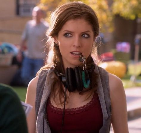 Becca From Pitch Perfect, Beca Pitch Perfect Aesthetic, Becca Mitchell Pitch Perfect, Becca Pitch Perfect Aesthetic, Beca Mitchell Aesthetic, Becca Pitch Perfect, Pitch Perfect Aesthetic, Anna Kendrick Hair, Pitch Perfect Characters