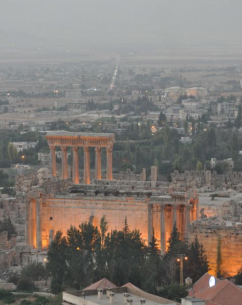 Phoenician Architecture, Lebanese House, Baalbek Lebanon, Roman Ruins, Dream Places, Chicago Restaurants, Beautiful Places On Earth, Ancient Aliens, Ancient Ruins