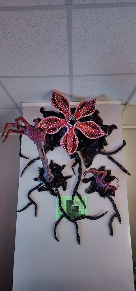 Stranger Things Booth Ideas, The Upside Down Decorations, Stranger Things Home Decor, Zombie Apocalypse Halloween Decorations, Strangers Things Halloween Decorations, Stranger Things Hallway Decorations, Halloween Decorations Stranger Things, Stranger Things Decoration Diy, Halloween Stranger Things Decorations