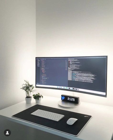 Gaming Setup Minimal, Bedroom Office Setup, Minimalistic Desk Setup, Minimalistic Desk, Tech Home Office, White Desk Setup, Office Desk Setup, Minimal Desk Setup, Tech Desk