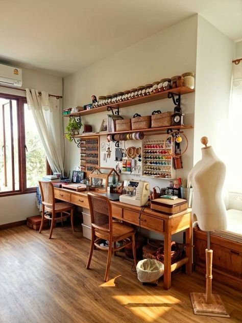 Sewing Station Aesthetic, Cottage Sewing Room, Cottagecore Sewing Room, Cottagecore Craft Room, Art Studio At Home Inspiration, Industrial Sewing Room, Sewing Workspace, Seamstress Studio, Atelier Aesthetic