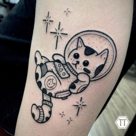 Cat Space Tattoo, Space Cat Tattoo, Tatuaje Studio Ghibli, Kitten Tattoo, Rocket Tattoo, Astronaut Tattoo, Hello Kitty Design, Black Cat Tattoos, Hello Kitty Tattoos