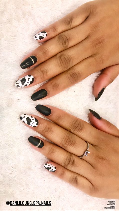 Cruella. Black and white nail polish. 101 Dalmatians. Cruella Deville Nail Art, Cruella Deville Nails, Cruella Nails, Halloween Office Party, Office Halloween, Mani Ideas, Cow Nails, Cruella Deville, Nails Design