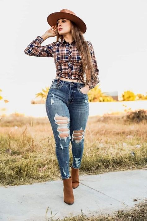 30 Rodeo Outfits Women You Will Love 2024 Cowgirl Outfits Jeans, Rodeo Attire Women Outfits, Outfits Rancheros Mujer, Cowgirl Outfits Casual, Vaquera Outfit Mexican Women, Curvy Cowgirl Outfits, Latina Cowgirl Outfits, Ootd Vaquero, Cowgirl Outfits For Women