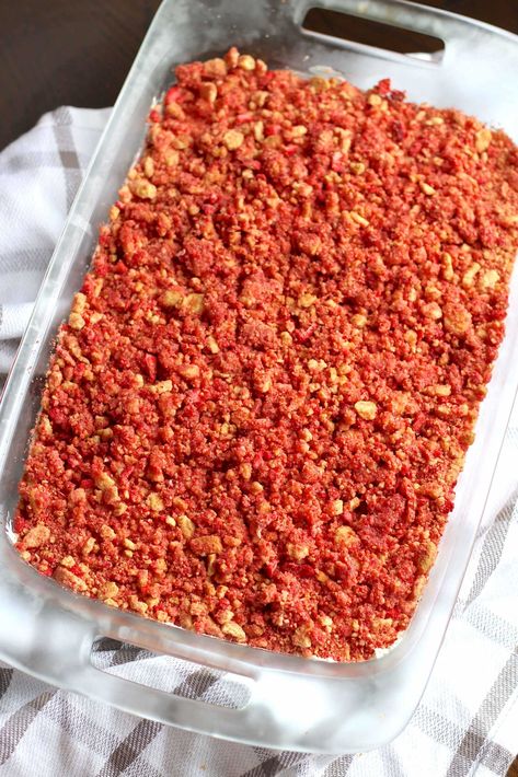 Strawberry Crunch Brownie Bars | 12 Tomatoes Chocolate Crunch Topping, Strawberry Crunch Brownies, Crunch Bars Recipe, Brownie Bars, Strawberry Crunch, Golden Oreo, Crunch Bar, Strawberry Jello, Chocolate Crunch