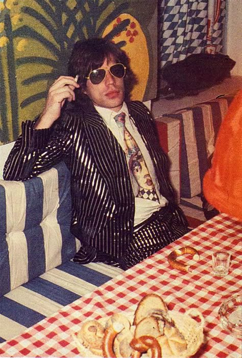 Mick Jagger's amazing sparkle pinstripe suit Studio 54 Party, Rock & Roll, 70s Glam, Estilo Hippy, Lauren Hutton, 70s Disco, Studio 54, I'm With The Band, A Cell