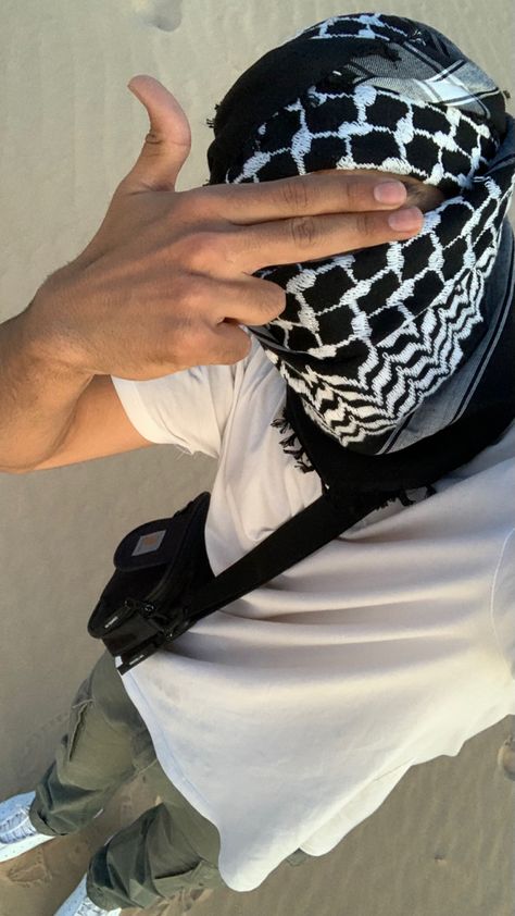 Keffiyeh Men, Keffiyeh Aesthetic, Discord Girl Pp, Desert Outfit, Lv Scarf, ماثيو ماكونهي, Uk Streetwear, Django Unchained, Outfits For Guys