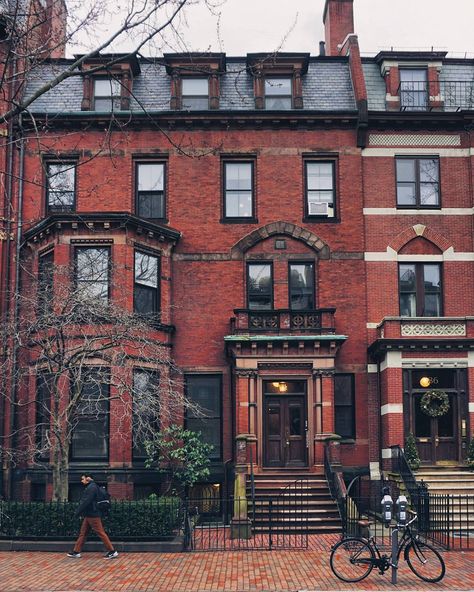 Boston Brick House, Boston House Exterior, Fall Houses, Boston Brownstone, Brownstone Homes, Boston House, Tuscan Style Homes, Hipster Pants, French Style Homes