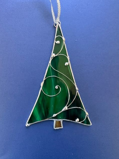 Hand crafted stained glass Christmas Tree!  Use as an ornament or display in a window for a beautiful play on color. Christmas Stainglass Ornaments, Stained Glass Christmas Night Lights, Copper Foil Stained Glass Christmas Ornaments, Stained Glass Xmas Tree, Stained Glass Designs Free Pattern Christmas Ornament, Simple Glass Ornaments, Christmas Stain Glass Ornaments, Copper Foiling Ideas, Stained Glass Christmas Lights