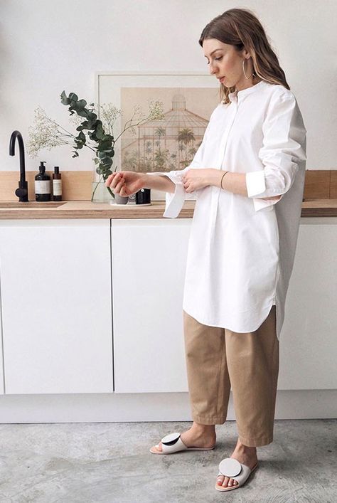 Chic Spring Outfits, White Slide Sandals, White Tunic Shirt, Beige Hose, Casual Outfits Fashion, White Slides Sandals, Look Zara, White Slides, Classic Shirt Dress