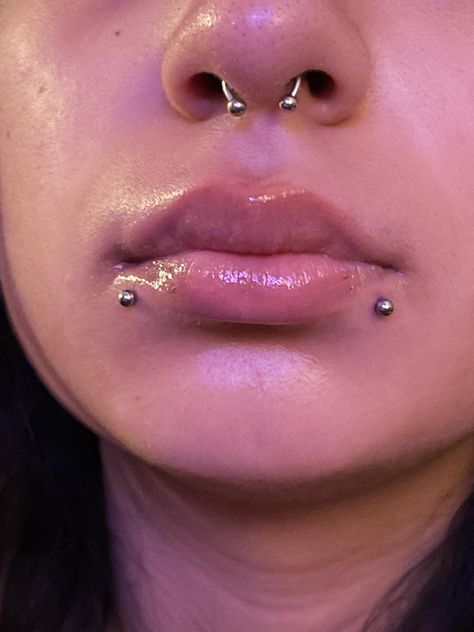 Unique Lip Piercings, One Snake Bite Piercing, Snake Bites Small Lips, Raccoon Bites Piercing, Piercings No Rosto, Septum And Snakebites, Snake Bites And Septum, Snake Bites Aesthetic, Snakebites Aesthetic