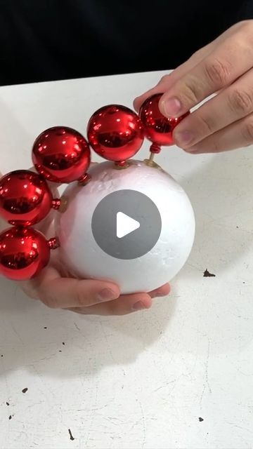 Dekoratívne Vence, Christmas Decorations Centerpiece, Office Candy, Christmas Balls Decorations, Dollar Store Christmas, Ball Decorations, Christmas Decorations Diy, Navidad Diy, Holiday Crafts Christmas