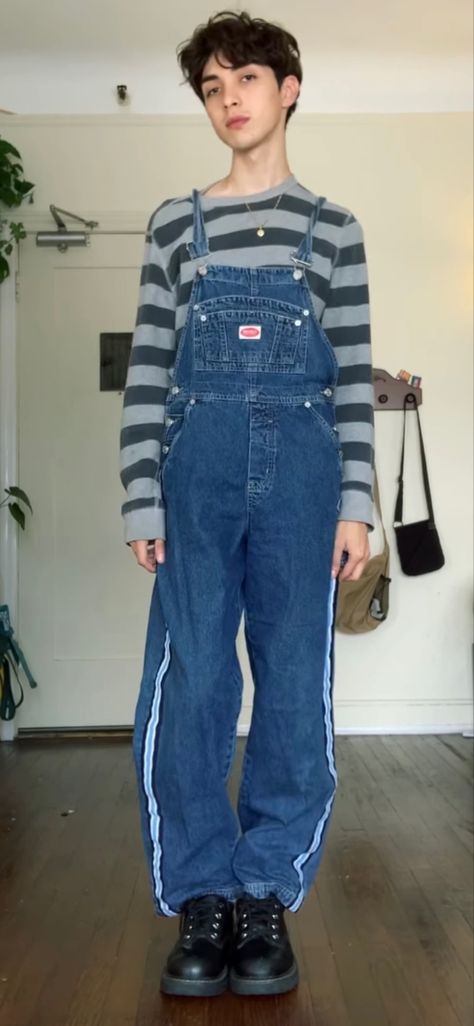 Masc Overall Outfits, Overalls Outfit Men Aesthetic, Mens Overalls Outfits Aesthetic, Overalls Outfit Grunge, Overalls Outfit Boys, Male Overalls Outfit Aesthetic, Kidcore Outfit Overalls, Soft Boy Aesthetic Outfits, Gemini Color