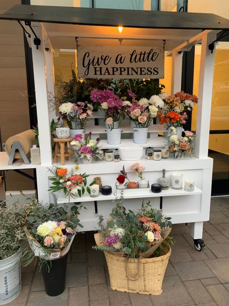 Wooden Flower Display Stand, Flower Shop Shed, Florist Pop Up Shop Display Ideas, Small Business Flower Shop, Diy Flower Cart With Wheels, Farmers Market Flower Stand, Flower Cart Ideas, Flower Carts Display Ideas, Flower Pop Up Shop