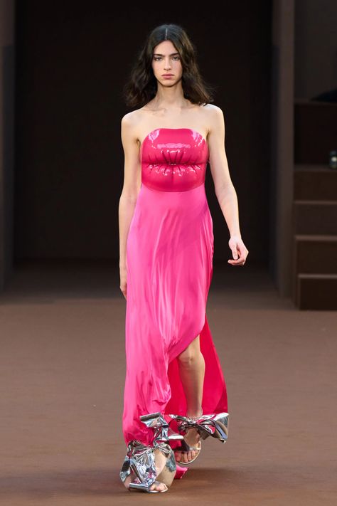 Loewe Fall 2022, Hot Pink Outfit, Taffeta Dress, Fall 2022, Pink Outfits, Knit Midi Dress, Fashion Show Collection, Pink Outfit, Red Carpet Fashion