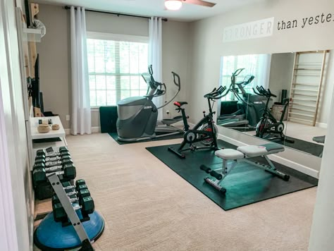 Small Home Gym Weights, Upstairs Gym Room, Workout Room With Carpet, Office Gym Combo Small Spaces, Bedroom Gym Ideas Small Spaces, Office And Gym Combo Small Spaces, Gym And Office Room Ideas, Home Workout Studio, Work Out Room Ideas Home