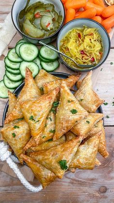 Deze Indische bladerdeeg hapjes zijn gevuld met pittig kipgehakt en een feestje bij de borrel! Lekker met zelfgemaakte chilisaus of wat saté saus. #bladerdeeg #borrelhapje #appetizer Pastry Snacks, Puff Pastry Snacks, Vegetable Snacks, Minced Meat, Happy Foods, Puff Pastry, I Love Food, Easy Healthy Recipes, Soul Food