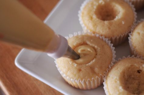 How To: Make Stuffed Cupcakes How To Make Stuffed Cupcakes, Cupcakes Rellenos, Pecan Pie Recipe Southern, Stuffed Cupcakes, Vegan Pumpkin Pie Recipe, Food Desert, Pie Spice Recipe, Sweet Potato Soup Recipes, Best Pecan Pie