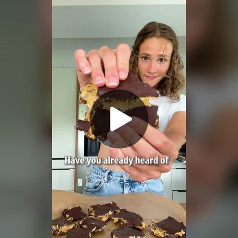 DATE BARK 🍫 Everyday foods pt.2 🌱 I’m often waaay to late for food... | Vegan Food Recipes | TikTok Food Recipes Tiktok, Vegan Food Recipes, Recipes Tiktok, Stuffed Dates, Recipe Tiktok, Food Vegan, Vegan Recipe, The Pit, Food Trends